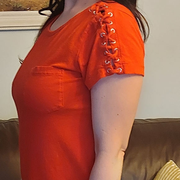 Red Guess t-shirt - Picture 2 of 10